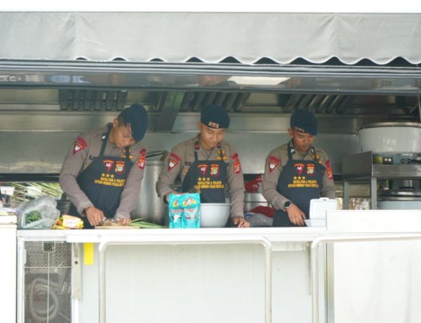 Brimob Metro Jaya Kerahkan 2 Unit Kendaraan Dapur Lapangan (Randurlap), Bagikan Bantuan Makanan untuk Korban Kebakaran Pasar Jiung